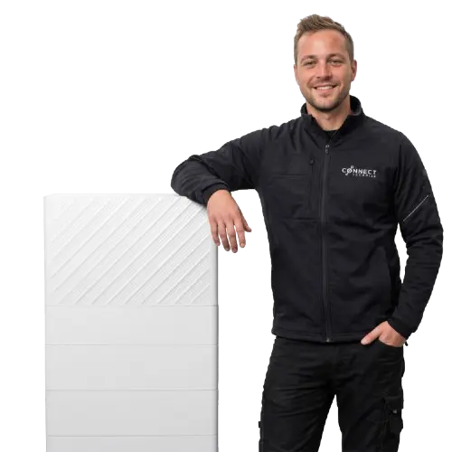 Installateur van Connect Techniek installeert de Fox ESS Power Q thuisbatterij